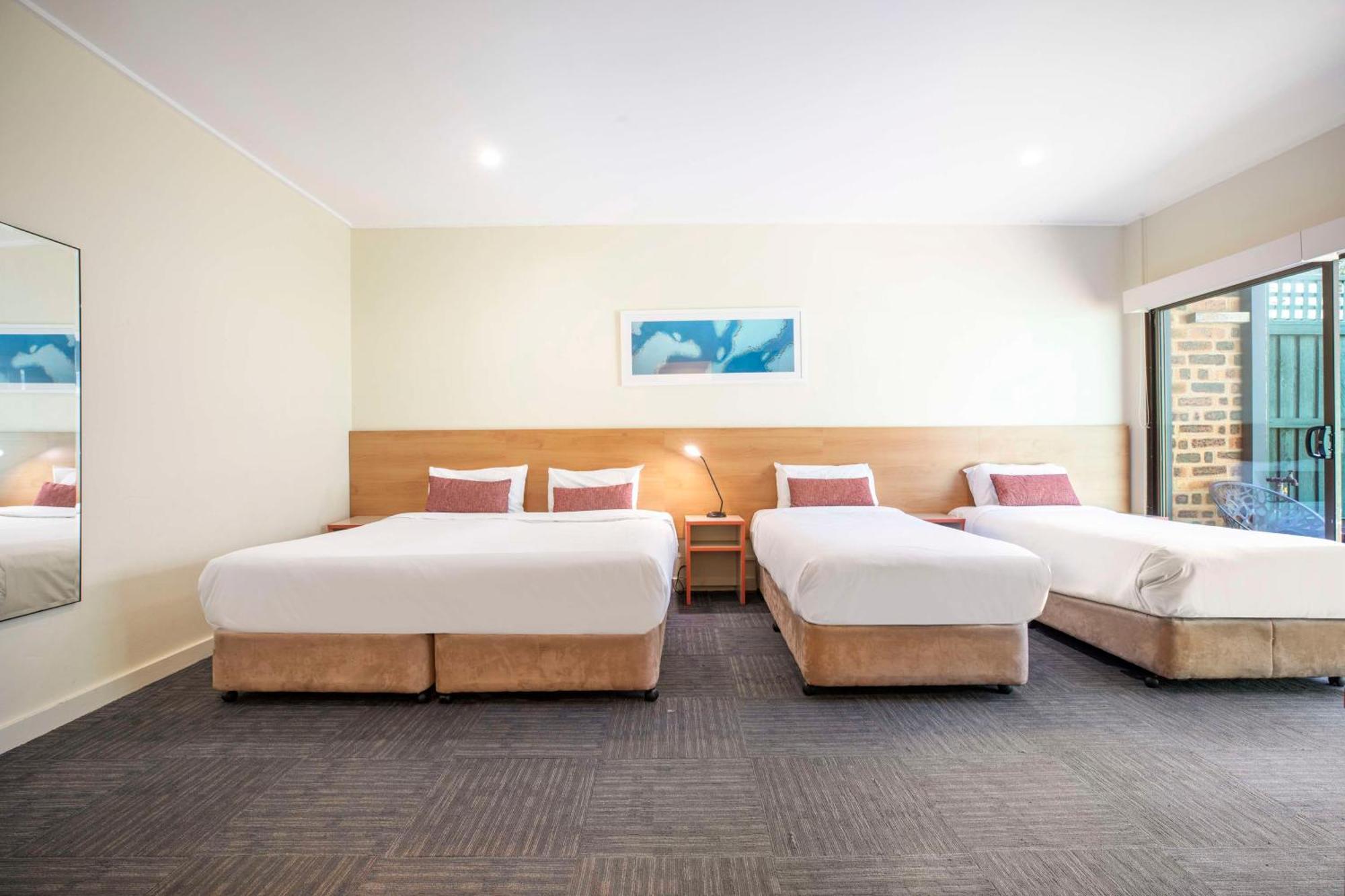 Nightcap At High Flyer Hotel Bankstown Exterior foto