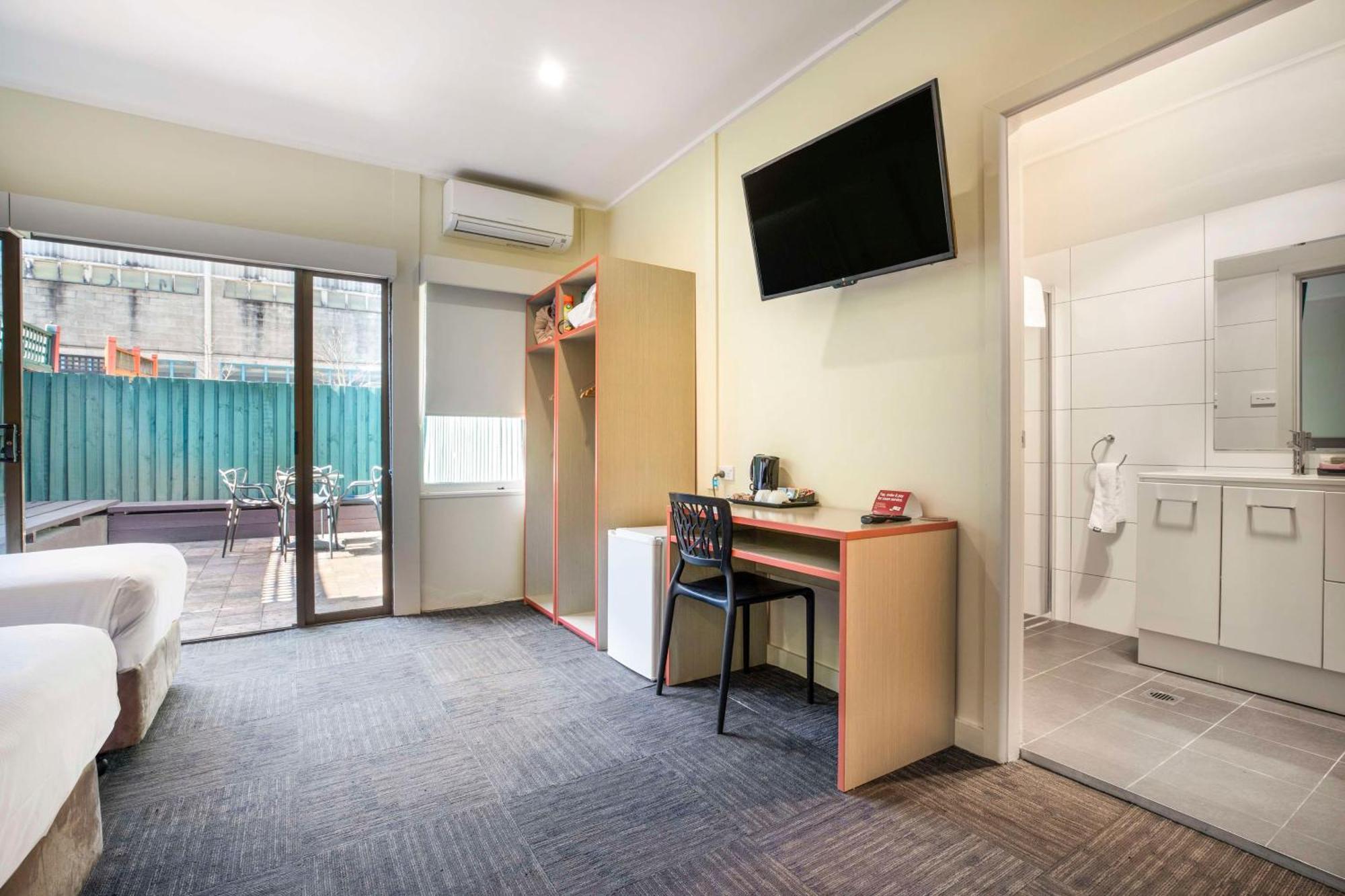 Nightcap At High Flyer Hotel Bankstown Exterior foto