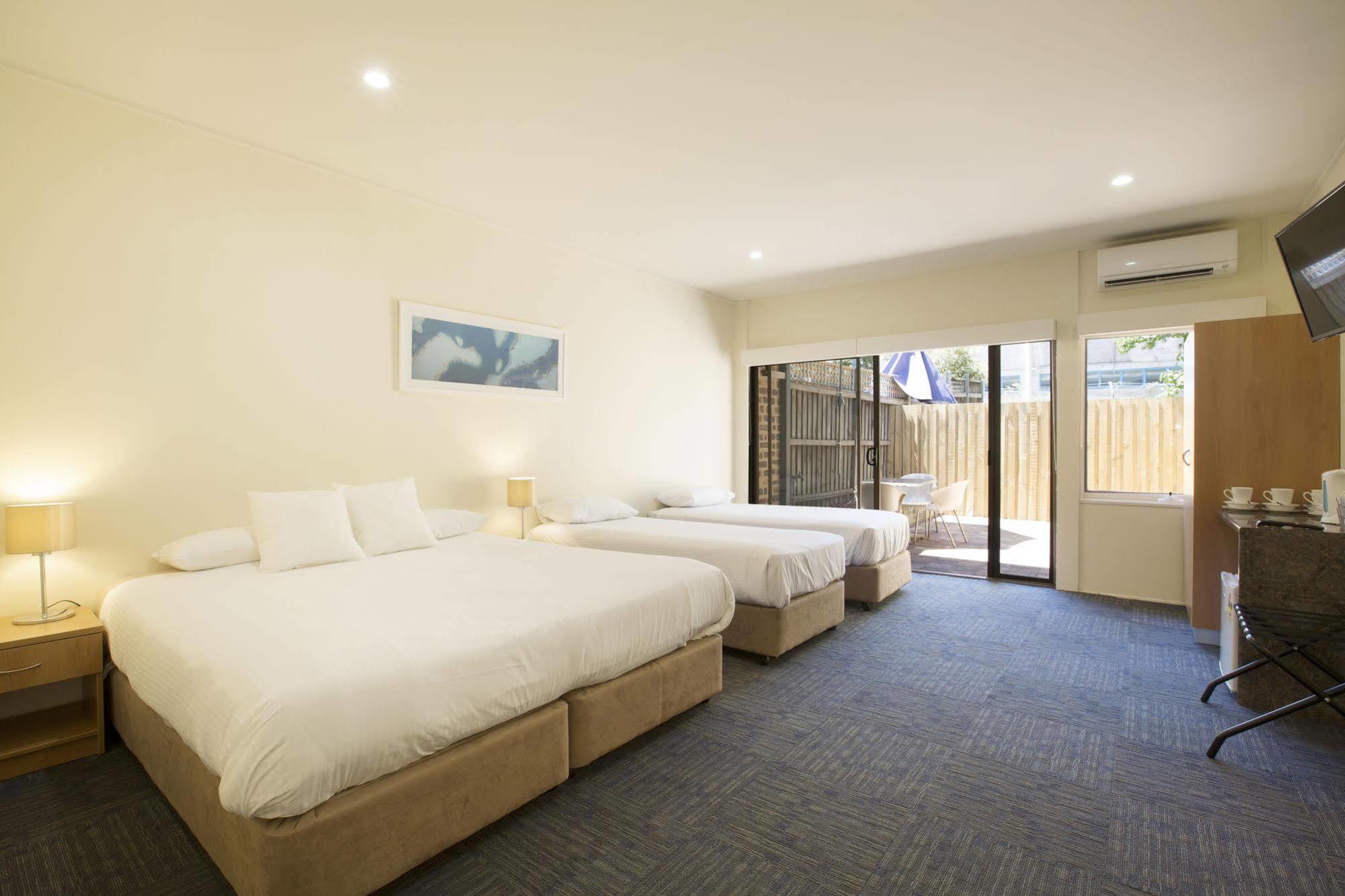 Nightcap At High Flyer Hotel Bankstown Exterior foto